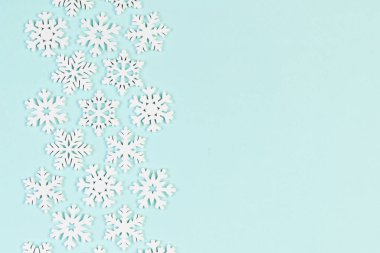 Renkli arka planda beyaz kar taneleri. Noel süsünün en üst görüntüsü. Tasarımınız için boş alanı olan yeni yıl konsepti.
