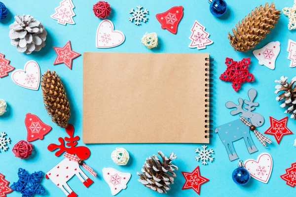 Bovenaanzicht Van Notebook Omgeven Met Nieuwjaar Speelgoed Decoraties Blauwe Achtergrond — Stockfoto