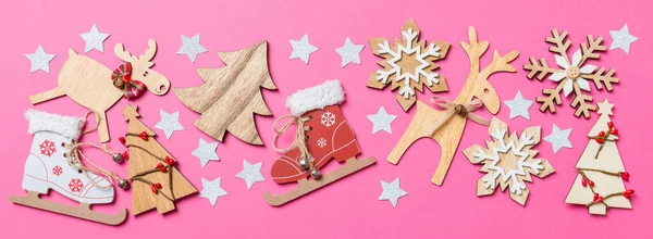 분홍색 배경의 상단은 축제용 장난감과 크리스마스 재생기와 나무로 장식되어 공간이 — 스톡 사진