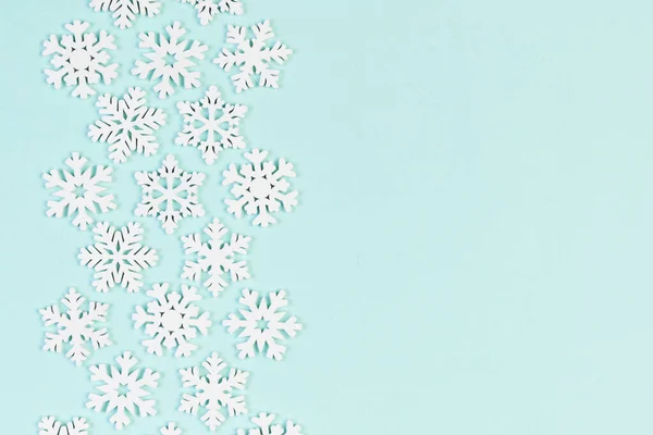 Conjunto Flocos Neve Brancos Sobre Fundo Colorido Vista Superior Ornamento — Fotografia de Stock