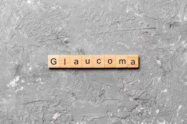 Tahta bloğa yazılmış bir kelime. Çimento sehpası üzerinde GLAUCOMA metin desing için, konsept.