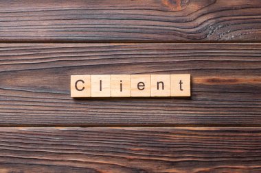 Müşteri sözcüğü tahta blokta yazılı. masadaki istemci metni, konsept.