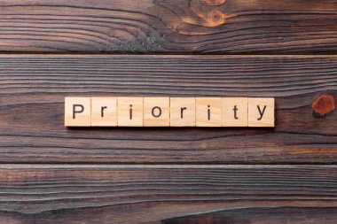 Tahta blokta öncelikli kelime yazıyor. masadaki öncelikli metin, kavram.