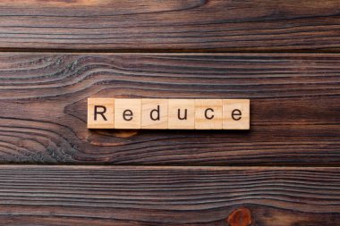 Tahta blokta yazanı küçült. Deksing, konsept için çimento masadaki metni küçült.