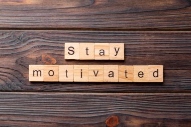 Tahta blokta yazan motive edici sözcüğü unutma. Deksing, konsept için çimento masadaki motive edici metni koru.