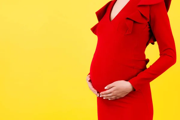 Imagen Recortada Mujer Embarazada Con Vestido Rojo Joven Madre Está — Foto de Stock