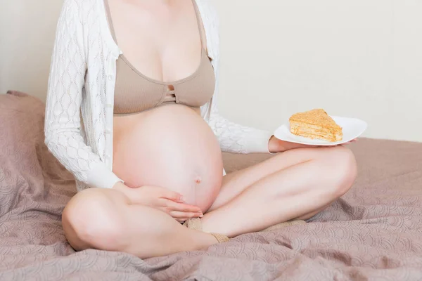 Close Mulher Grávida Com Fome Está Comendo Pedaço Bolo Saboroso — Fotografia de Stock