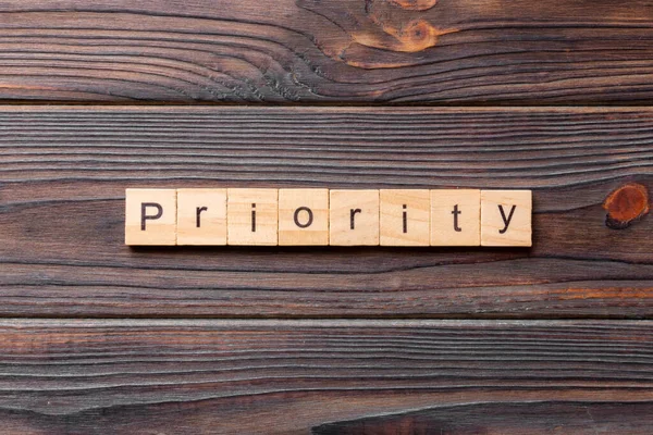 Tahta blokta öncelikli kelime yazıyor. masadaki öncelikli metin, kavram.