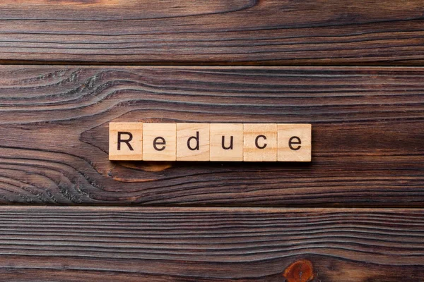 Tahta blokta yazanı küçült. Deksing, konsept için çimento masadaki metni küçült.