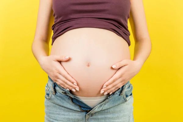 Primo Piano Della Pancia Della Donna Incinta Nuda Che Indossa — Foto Stock