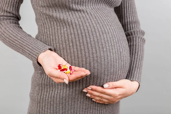 Close Pregnant Woman Holding Stack Vitamin Pills Her Hand Colorful — Stock Photo, Image