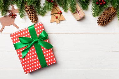 En iyi köknar ağacı manzarası, yeni yıl süslemeleri ve ahşap arka planda hediye. Kopya alanı ile Noel kavramı.