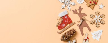 Turuncu arka planda yeni yıl oyuncakları ve dekorasyonları. Tasarımınız için boş alanı olan Noel Zamanı Sancakları.