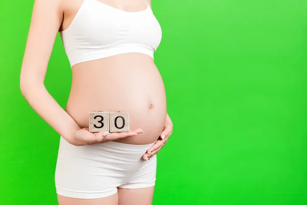 Imagen Recortada Cubos Con Treinta Semanas Embarazo Las Manos Mujer — Foto de Stock