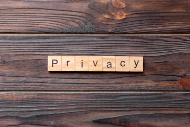 Ahşap blokta özel kelime yazıyor. masadaki gizlilik metni, konsept.