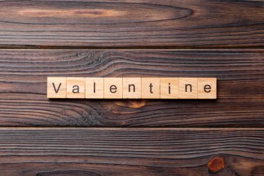 Tahta blokta sevgililer günü kelimesi yazılı. Masada sevgililer günü metni, konsept.