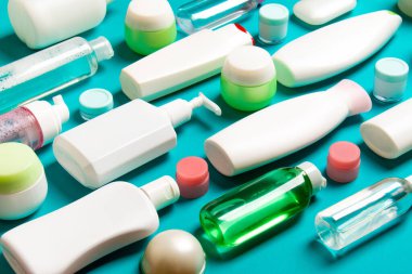 Plastik gövde bakımı şişesi düz kompozisyonu ve renkli arka plan boşluğuna kozmetik ürünler dizayn edilmişti. Beyaz Kozmetik kapları kümesi, kopya alanı ile üst görünüm.