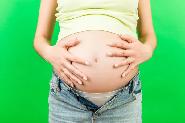 Imagen Recortada Mujer Embarazada Pantalones Vaqueros Desabrochados Que Muestran Bulto —  Fotos de Stock