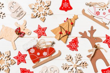 Ahşap arka planda Noel oyuncaklarının en üst görüntüsü. Yeni yıl süsü. Tatil kavramı.