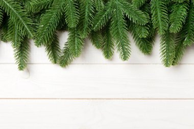 Ahşap arka plandaki köknar ağacının üst görüntüsü. Kopya alanı ile Noel kavramı.