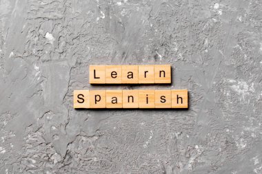 Tahta blokta yazılmış İspanyolca kelimeleri öğren. Masada İspanyolca metin, konsept öğrenin.