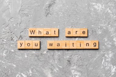 Tahta blokta ne yazmasını bekliyorsun? Ne bekliyorsunuz çimento masasında yazı mı bekliyorsunuz, Top view konseptiniz için?.