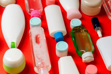 Plastik gövde bakımı şişesi düz kompozisyonu ve renkli arka plan boşluğuna kozmetik ürünler dizayn edilmişti. Beyaz Kozmetik kapları kümesi, kopya alanı ile üst görünüm.