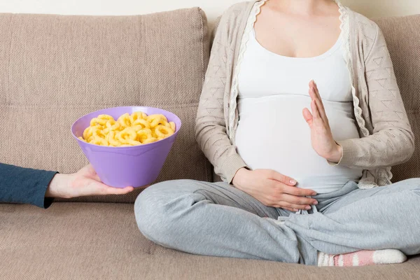 Großaufnahme Einer Schwangeren Frau Die Auf Dem Sofa Sitzt Und — Stockfoto