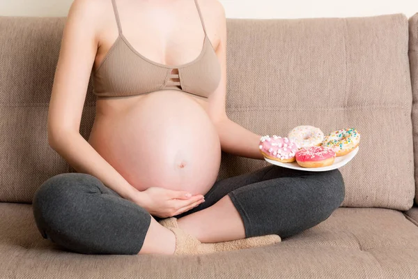 Großaufnahme Von Schwangeren Frauen Isst Viele Donuts Entspannt Auf Dem — Stockfoto