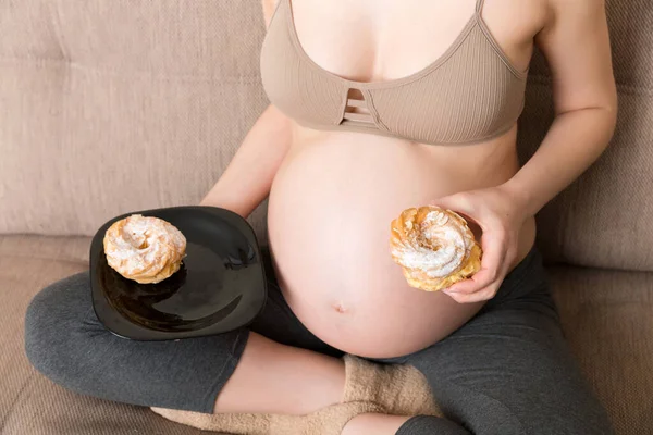 Close Mulher Com Fome Feliz Gosta Comer Deliciosos Bolos Relaxantes — Fotografia de Stock