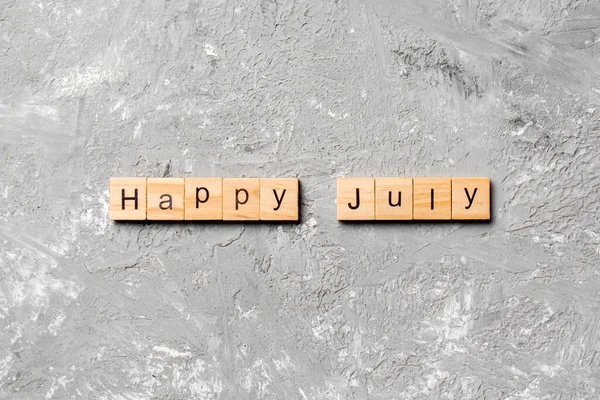 Χαρούμενη Λέξη Του Ιούλη Γραμμένη Στο Ξύλο Happy July Κείμενο — Φωτογραφία Αρχείου