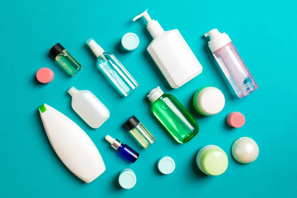 Gruppe Von Kunststoff Körperpflegeflasche Flache Zusammensetzung Mit Kosmetischen Produkten Auf — Stockfoto