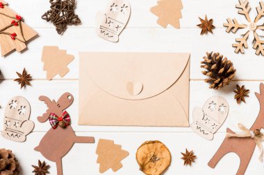 Ahşap arka planda zarfın en üst görüntüsü. Noel oyuncakları ve dekorasyonlar. Yeni yıl konsepti.