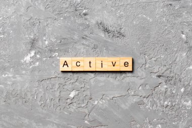 Tahta blokta aktif kelime yazıyor. Tablo üzerinde etkin metin, konsept.