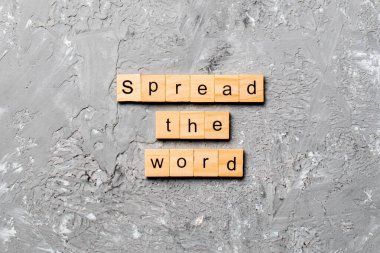 Tahta blokta yazan kelimeyi yay. Sözcük metnini masaya yay, konsept.