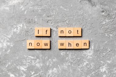 Tahta blokta yazan kelime şimdi değilse tabii. Çimento sehpası üzerindeki metin desing için değilse, Üst görünüm konsepti.