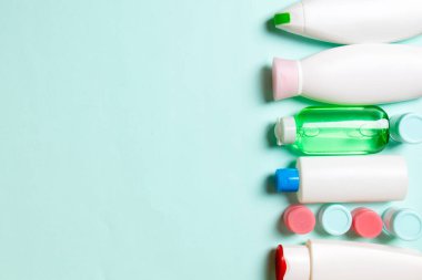 Farklı kozmetik şişeleri ve renkli arka planda kozmetik ürünleri için konteynır. Kopya alanı olan düz konum.