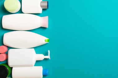 Renkli arka planda kozmetik şişelerinin üst görüntüsü. Tasarımınız için alanı olan cilt bakımı kavramı.