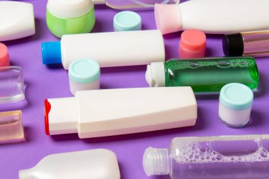 Plastik gövde bakımı şişesi düz kompozisyonu ve renkli arka plan boşluğuna kozmetik ürünler dizayn edilmişti. Beyaz Kozmetik kapları kümesi, kopya alanı ile üst görünüm.