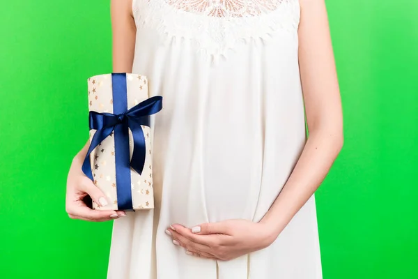 Imagen Recortada Mujer Embarazada Vestido Blanco Sosteniendo Una Caja Regalo — Foto de Stock