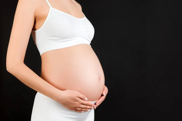Oříznutý Obraz Těhotné Ženy Bílém Prádle Objímající Její Velké Břicho — Stock fotografie