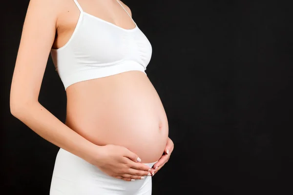 Imagem Recortada Mulher Grávida Roupa Interior Branca Abraçando Seu Grande — Fotografia de Stock