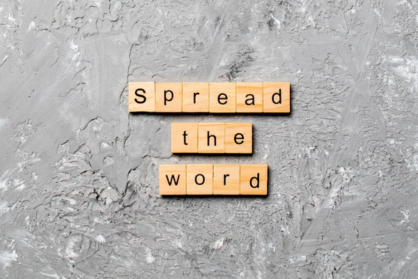 Tahta blokta yazan kelimeyi yay. Sözcük metnini masaya yay, konsept.