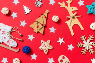 Kırmızı Noel arkaplanındaki en iyi tatil oyuncakları ve dekorasyonları. Yeni yıl konsepti.