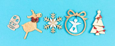 Renkli arka planda Noel süslerinden yapılmış bayram süslerinin afişi. Kopya alanı ile Yeni Yıl konsepti.