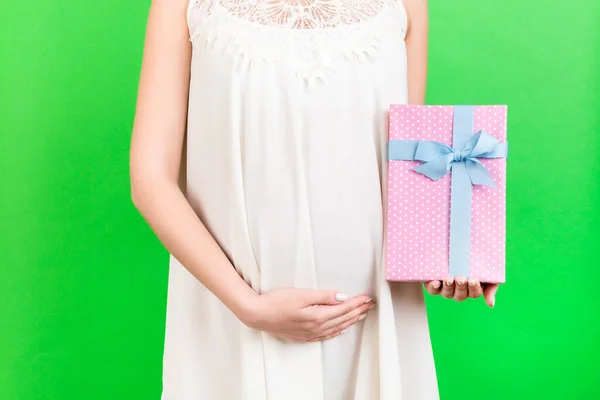 Primer Plano Mujer Embarazada Vestido Blanco Sosteniendo Caja Regalo Manchado — Foto de Stock