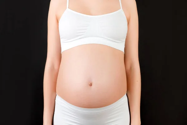 Siyah Arka Planda Hamile Bir Kadının Karnının Kesilmiş Görüntüsü Beyaz — Stok fotoğraf