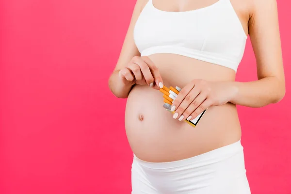 Primer Plano Mujer Embarazada Ropa Interior Blanca Tomando Cigarrillo Paquete — Foto de Stock