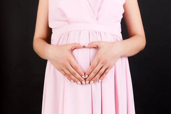 Imagem Recortada Uma Mulher Grávida Segurando Mãos Forma Coração Sua — Fotografia de Stock