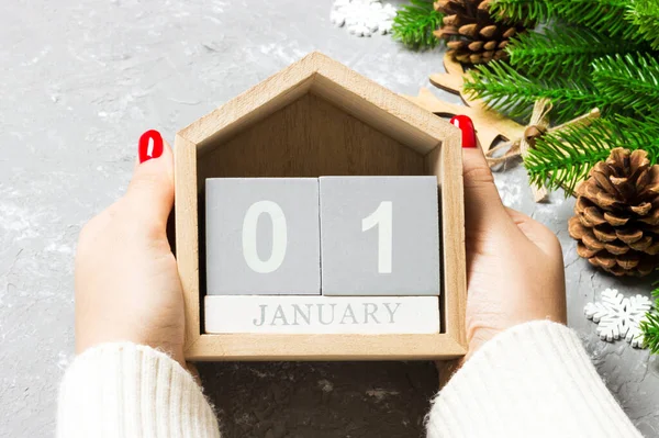 Vista Superior Manos Femeninas Sosteniendo Calendario Sobre Fondo Cemento Primero — Foto de Stock